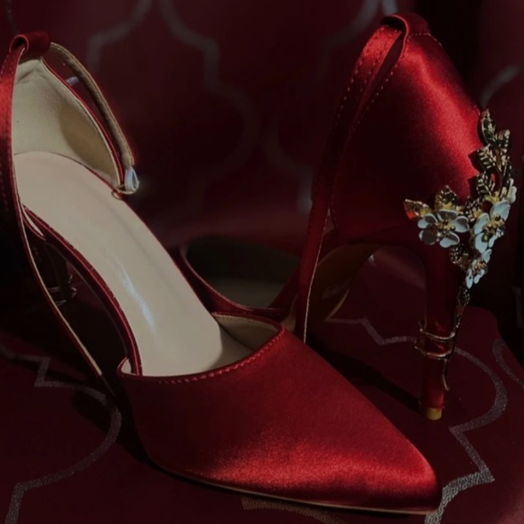 Red Satin High Heel Shoes Embellished Flowers Metal Gold Detail - Picture 7 of 16